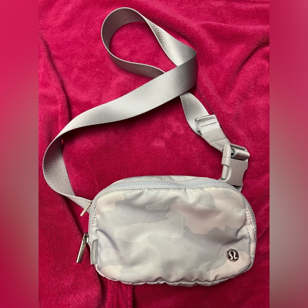 Lululemon Everywhere Belt Bag